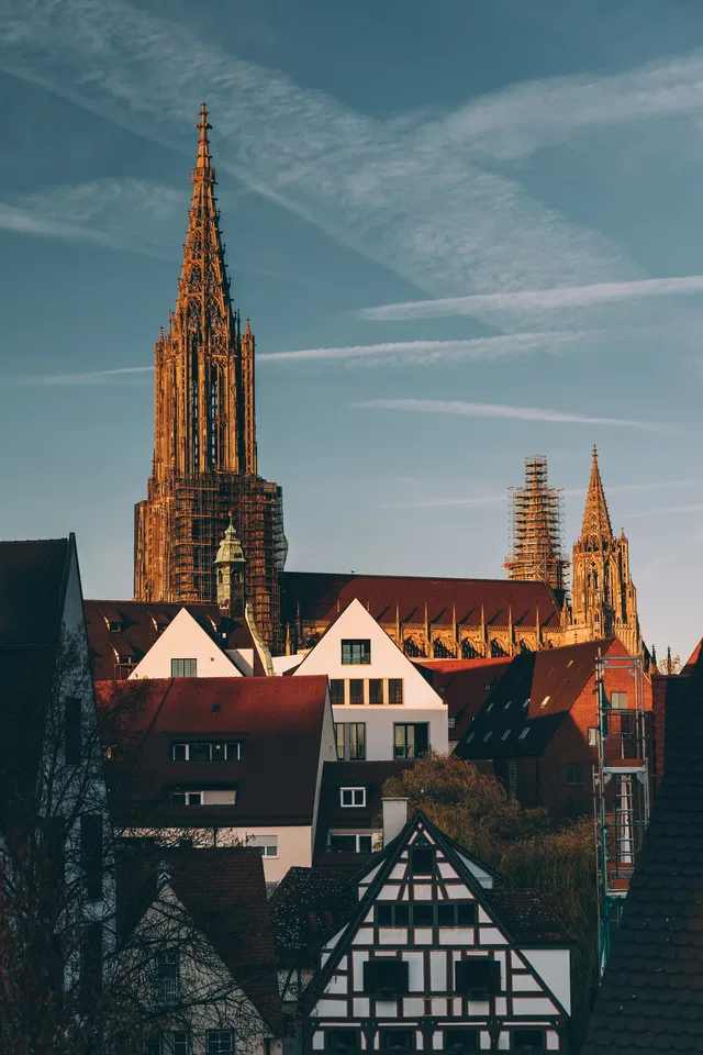 Turm des Ulmer Münsters über der Altstadt