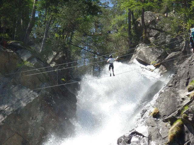 Lehner Wasserfall mit Seilbrücke des Klettersteigs