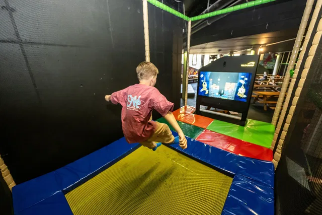 Kind beim interaktiven Trampolinspringen im WONNILAND
