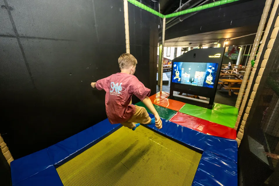 Kind beim interaktiven Trampolinspringen im WONNILAND