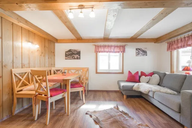 Wohn- und Essbereich der Ferienwohnung Trettach