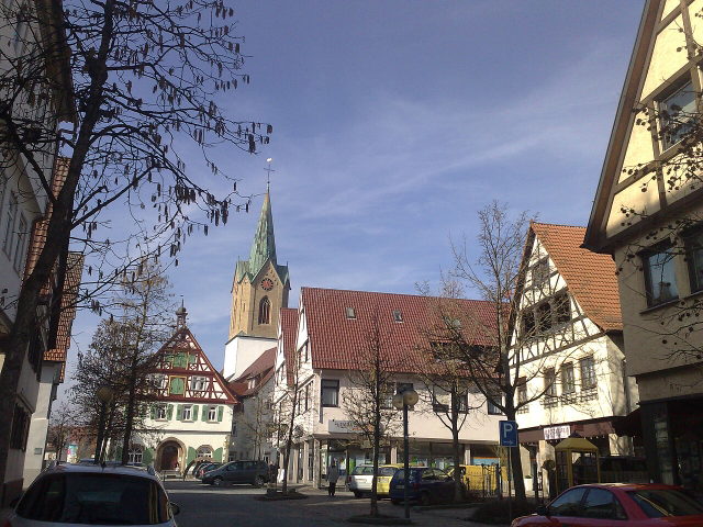 Fachwerkhäuser und Kirche im Ortskern von Renningen