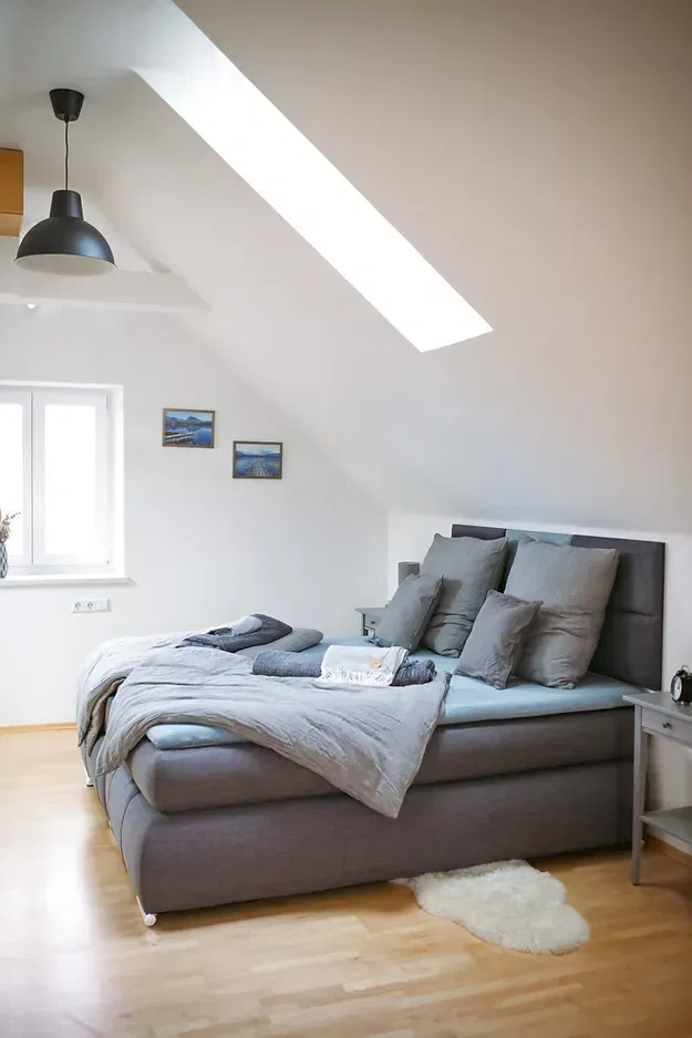 Schlafbereich mit Doppelbett in Jules Ferienhaus