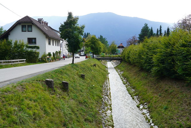 Nötscherbach und Häuser in Nötsch im Gailtal