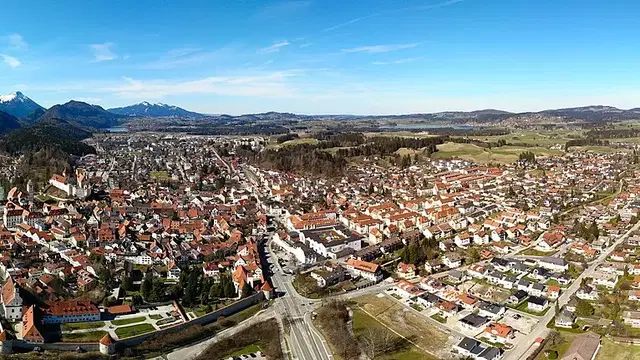 Panoramablick über Füssen mit Altstadt und Lech. Aufnahme vom 16. März 2020.
