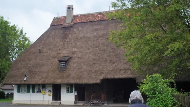 Strohgedecktes Haus Laternser mit grünen Fensterläden im Museumsdorf Kürnbach. Ortsmotiv zur Ausflugsplanung.
