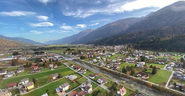 Kötschach-Mauthen mit Gailtal als Ortsmotiv