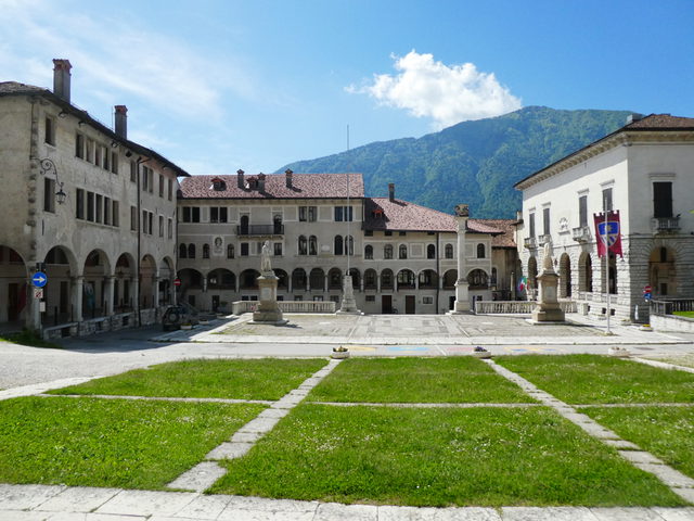 Piazza Maggiore in Feltre mit Palazzi und Bergkulisse