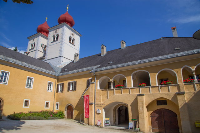 Arkadenhof des Stifts Millstatt mit den beiden Türmen der Stiftskirche