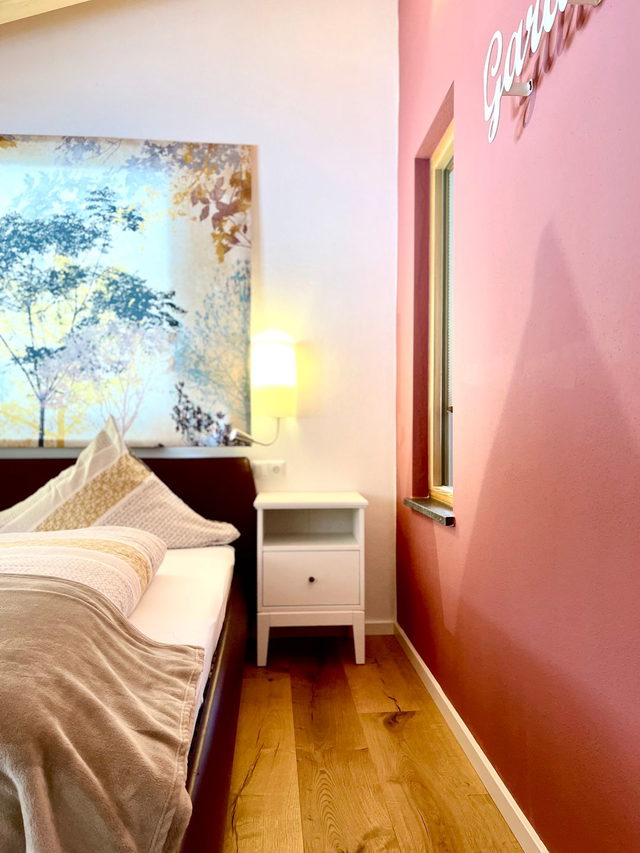 Doppelbett im Schlafzimmer der Ferienwohnung Solara