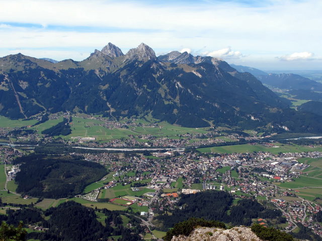 Landschaftsmotiv: Reutte mit den umliegenden Bergen