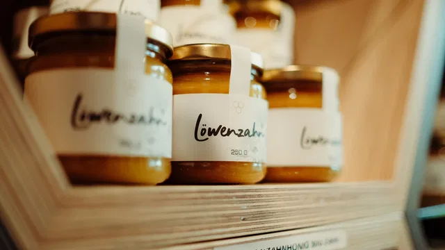 Eigener Honig des Bienenkorbs im Hofladen