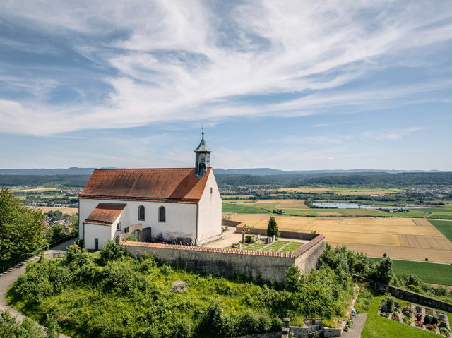 Wurmlinger Kapelle auf ihrem Hügel über dem Neckartal