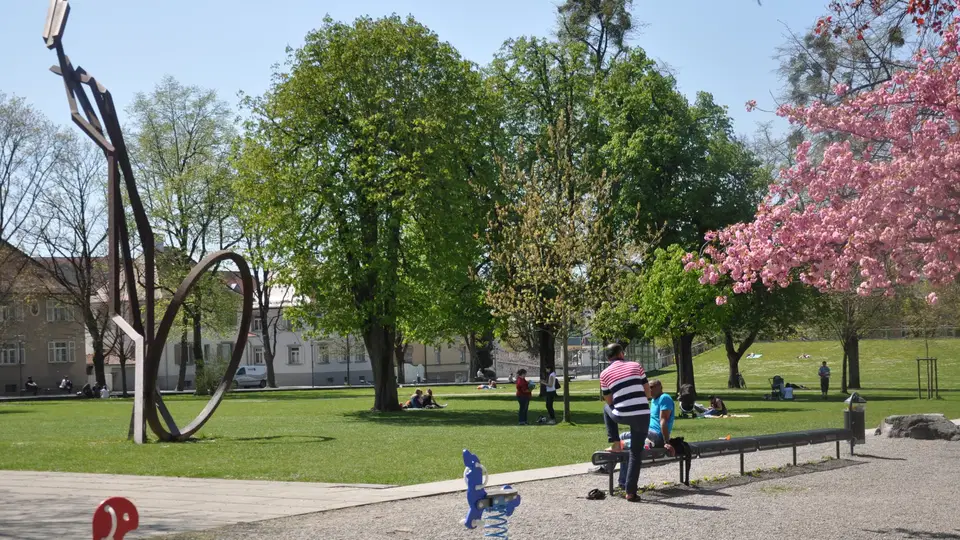 Stadtgarten Weingarten mit Spielbereich und Kunstwerk