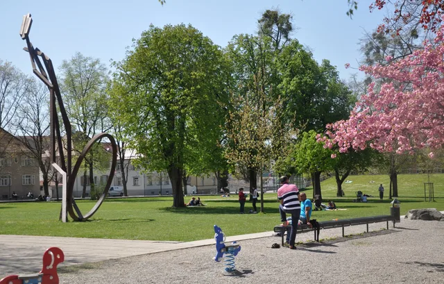 Stadtgarten Weingarten mit Spielbereich und Kunstwerk