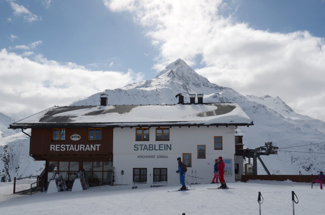 Restaurant Stablein oberhalb von Vent vor verschneiter Bergkulisse
