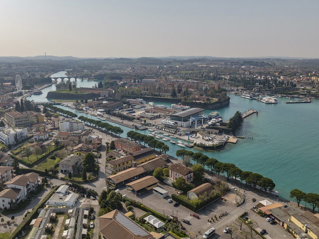Festungsstadt Peschiera del Garda und die Mincio-Kanäle von oben