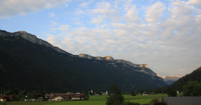 Sonnwand und Berglandschaft bei Waidring