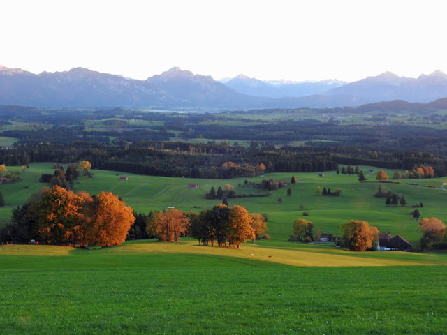 Blick vom Auerberg über das herbstliche Alpenvorland.