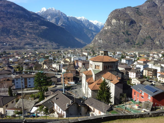 Blick über Biasca und die umgebenden Berge