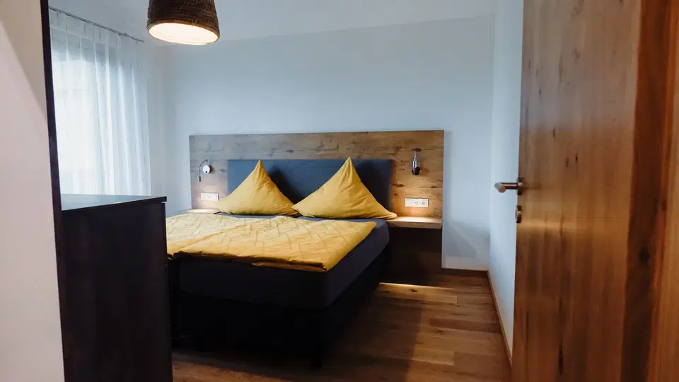 Schlafzimmer mit gelben Kissen