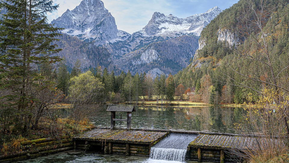 Schiederweiher mit Blick zur Berglandschaft bei Hinterstoder