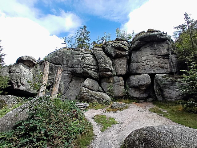 Wollsackförmige Granitblöcke des Weißmainfelsens über einem Rastplatz im Wald