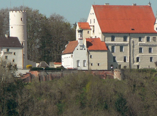 Mindelburg mit weißem Rundturm und roten Dächern über Mindelheim