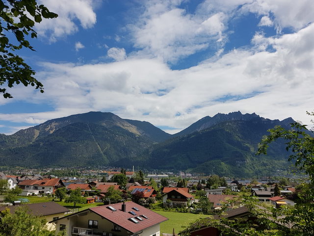 Häuser und Gärten in Bürs mit Blick nach Bludenz und zu den Bergen