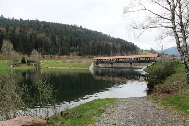 Nagoldtalsperre bei Seewald-Erzgrube mit Mitteldamm und Brücke.