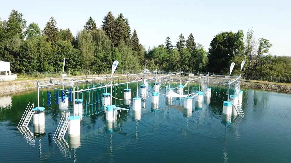 Wasser-Kletterpark mit Zugangssteg am Speichersee