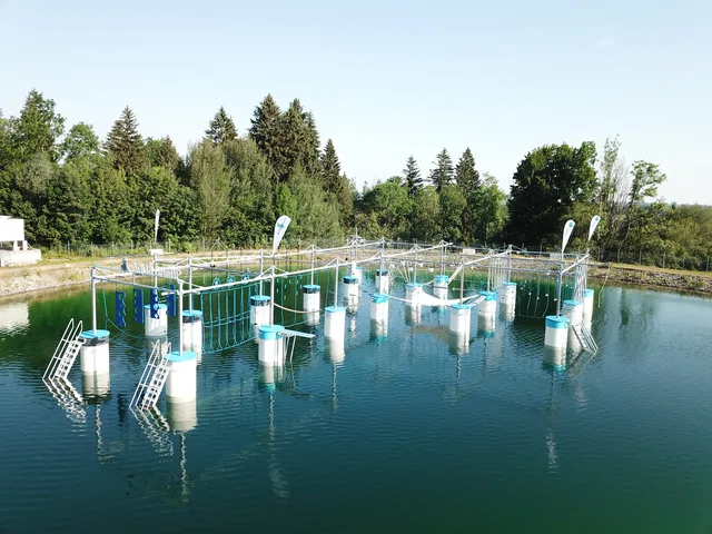 Wasser-Kletterpark mit Zugangssteg am Speichersee