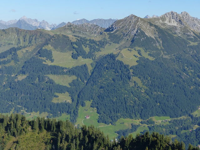 Blick vom Walmendingerhorn auf Kuhgehrenspitze und Kanzelwand-Bergstation