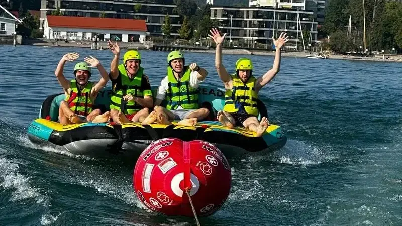 Gruppe auf einem Wassersofa mit Helm und Schwimmweste