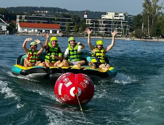 Gruppe auf einem Wassersofa mit Helm und Schwimmweste