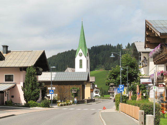 Ortsstraße mit Pfarrkirche in Hochfilzen