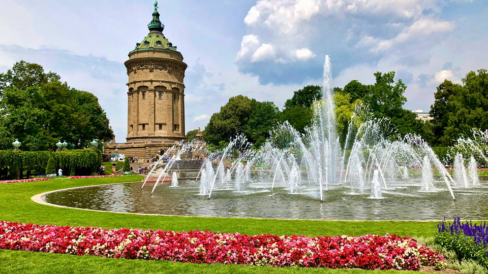 Mannheimer Wasserturm mit Brunnenanlage am Friedrichsplatz.