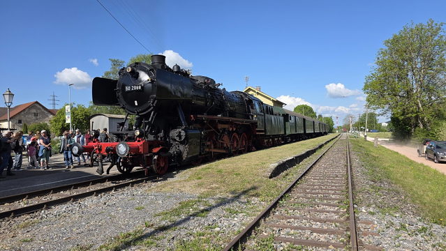 Dampflokomotive und historische Wagen der Sauschwänzlebahn.