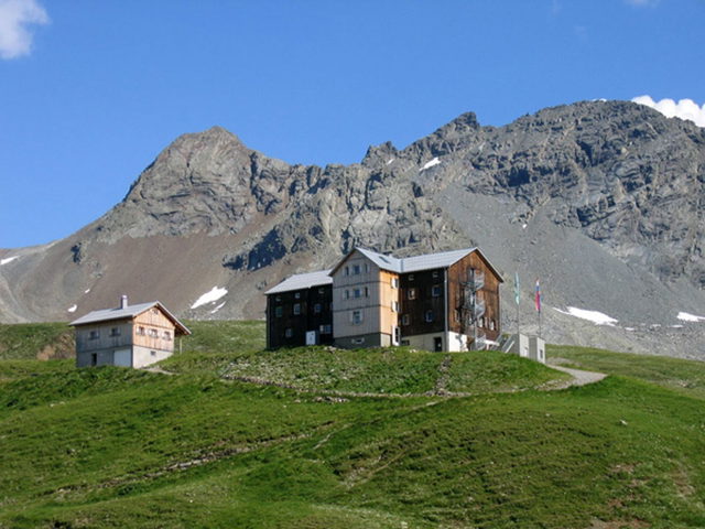 Neue Heilbronner Hütte mit Winterhaus vor den Gipfeln der Fluhgruppe.
