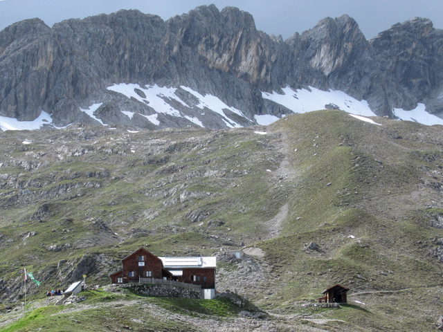 Hermann-von-Barth-Hütte unter den Felswänden der Allgäuer Alpen