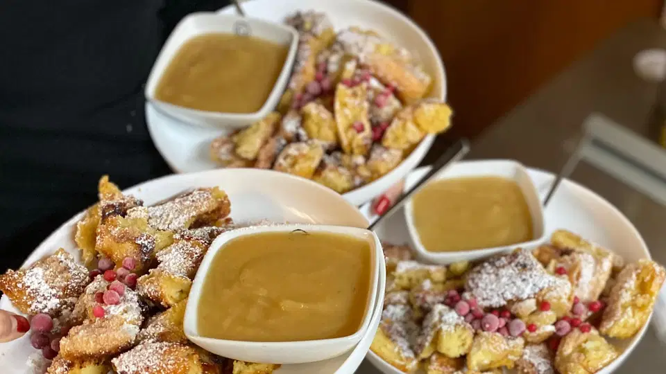 Drei Portionen Kaiserschmarrn mit Puderzucker und Beilage