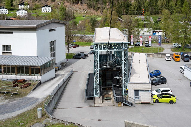 Talstation der Vermuntbahn in Partenen mit Zugang und Parkplatz