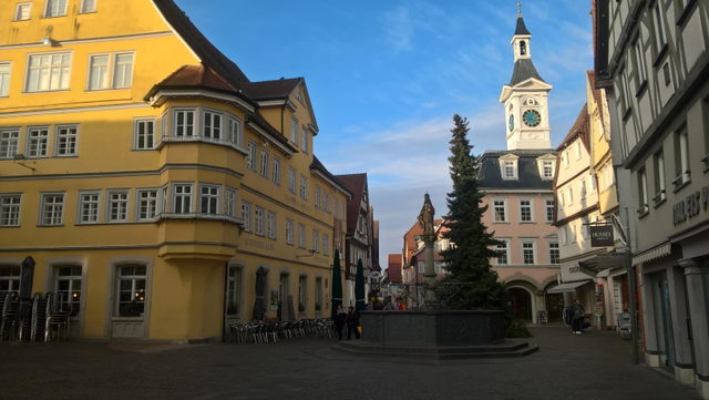 Marktbrunnen und Historisches Rathaus in Aalen mit Weihnachtsbaum