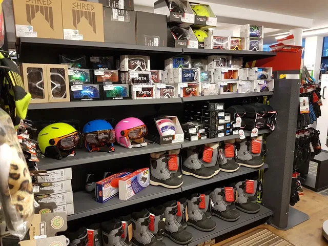 Regalreihe mit Helmen und Schuhen in einem Fahrradladen