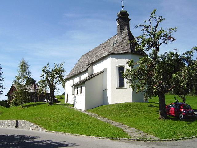 Kapelle St. Leonhard in Sulzberg mit dem Mesnerhaus im Hintergrund