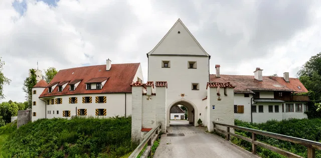 Wehrturm, Torbogen und Gebäude der Mindelburg am Zugang mit Brücke