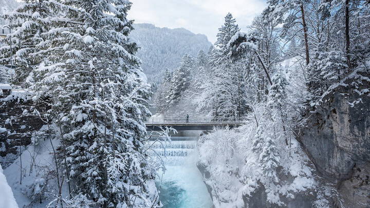 Lechschlucht mit schneebedeckten Felsen und König-Max-Steg