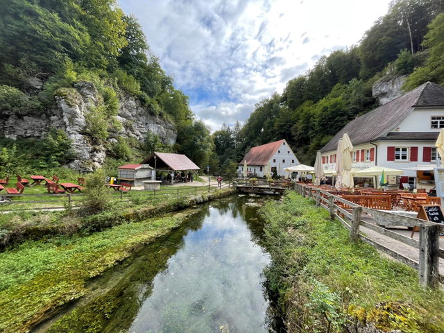 Wasser und Gebäude im Bereich der Wimsener Höhle