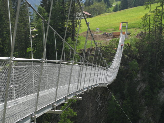 Hängebrücke über der Höhenbachtalschlucht bei Holzgau