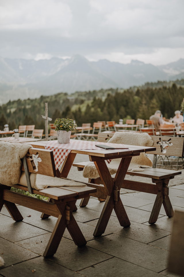 Panoramaterrasse der Alpe Dornach mit Bergblick